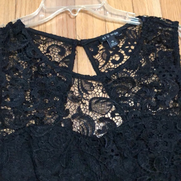 Beautiful lace dress - Picture 3 of 3